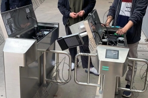 “電子哨兵”擺閘！刷臉即可顯示綠碼核酸等多項成果